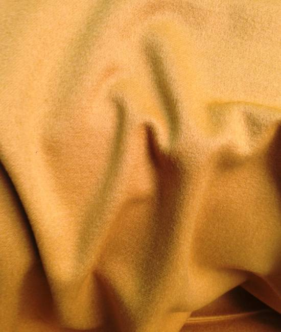 Poncho cachemire à poils couché tissu au metre jaune