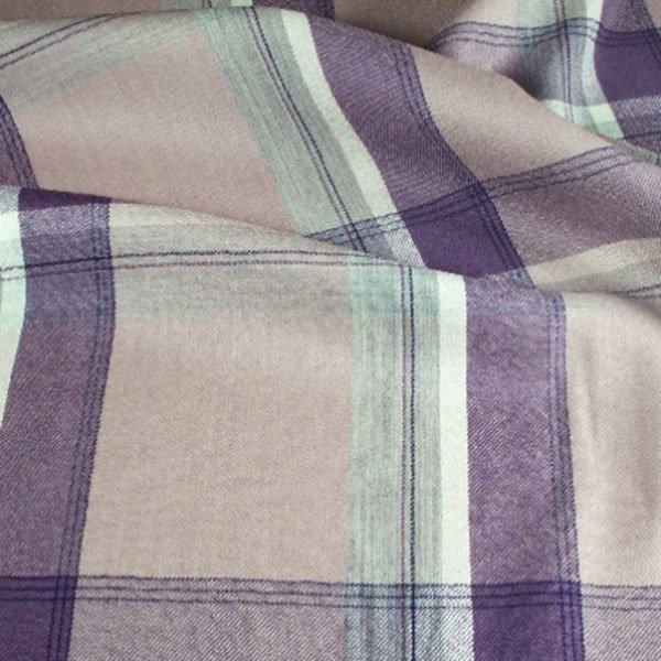 Tissu écossais de laine rose et violet