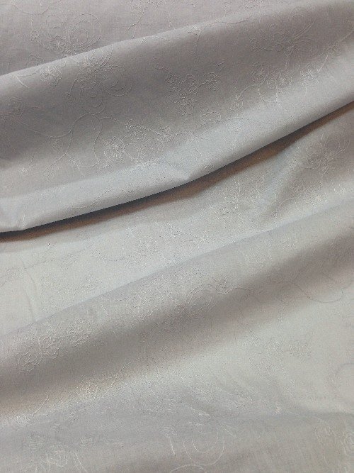 Tissu en coton gris brodé