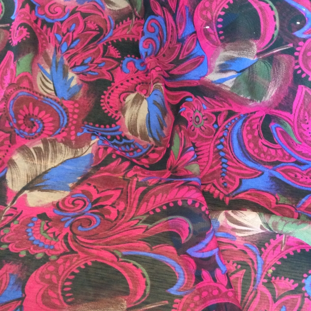 Tissu polyester imprimé arabesque plume