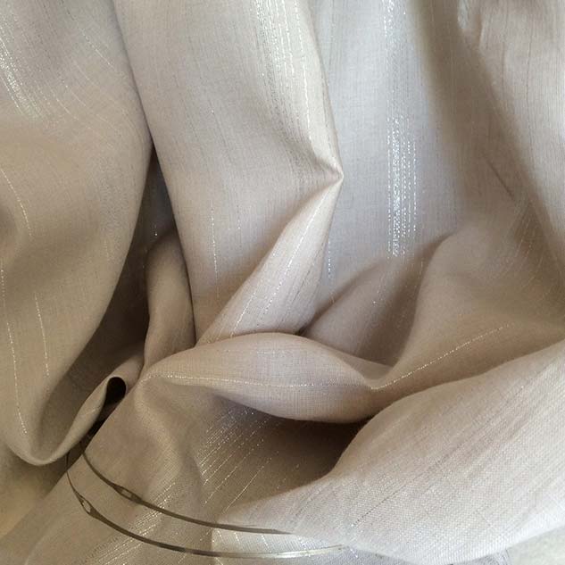 Tissu beige à rayures brillantes pour rideau